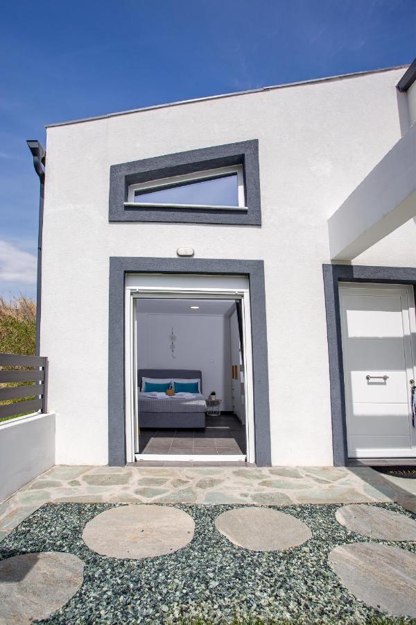 Joy C Deluxe Vila Nea Iraklitsa Exterior foto